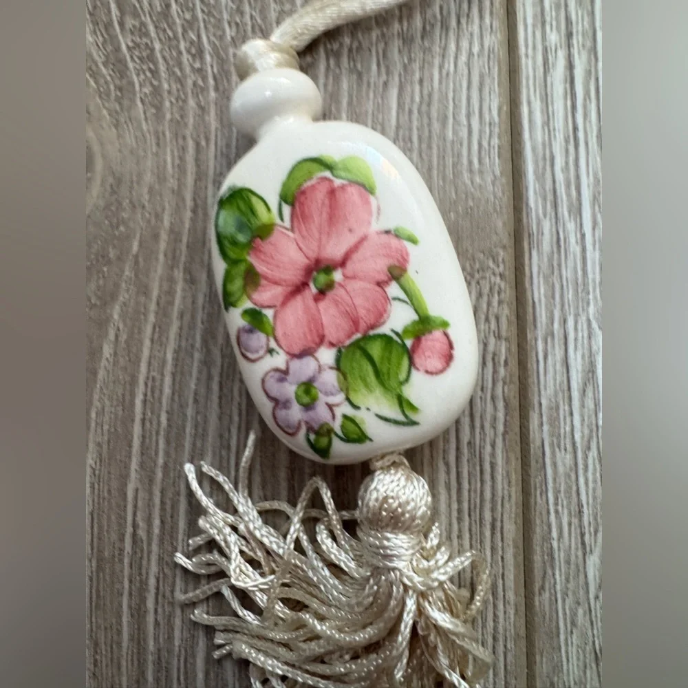 Vintage 1970s Avon "Tender Blossoms" hand-painted ceramic pendant necklace - Picture 3 of 4